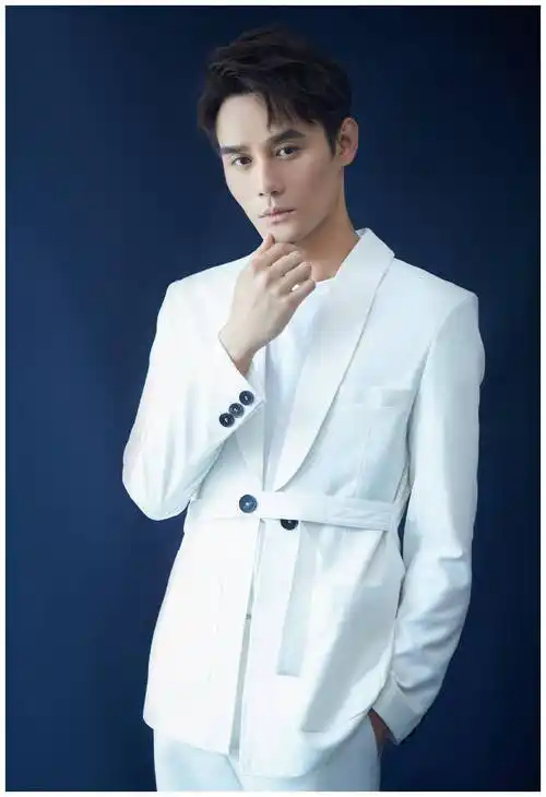王凯温柔儒雅的男明星,马甲式的西装青春洋溢,展现成熟气质_西服_黑色