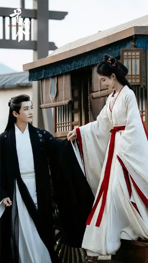 花间令深情对望##鞠婧祎环住了刘学义的腰