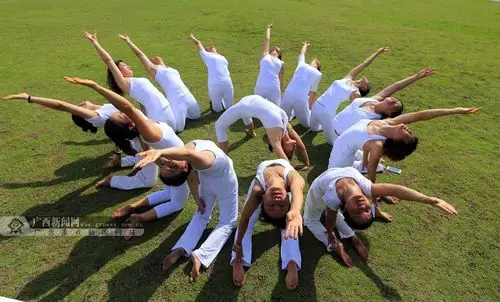 高清:百色瑜伽爱好者练瑜伽庆祝国际瑜伽日