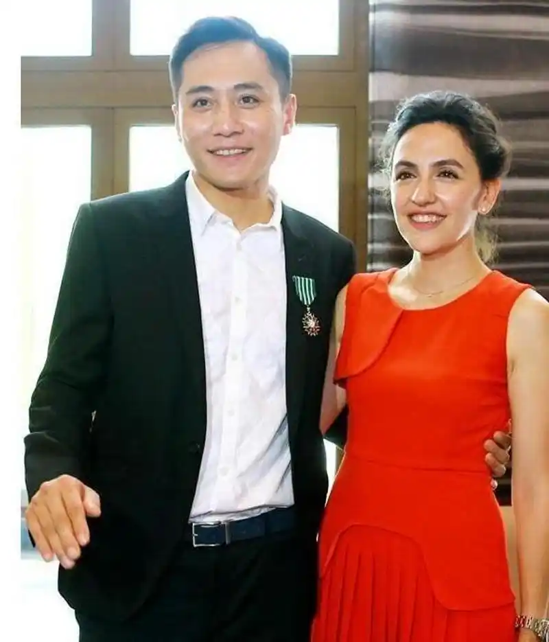 刘烨娶了一名法国姑娘安娜,在安娜生日那天,他特意准备了一辆宝马x6