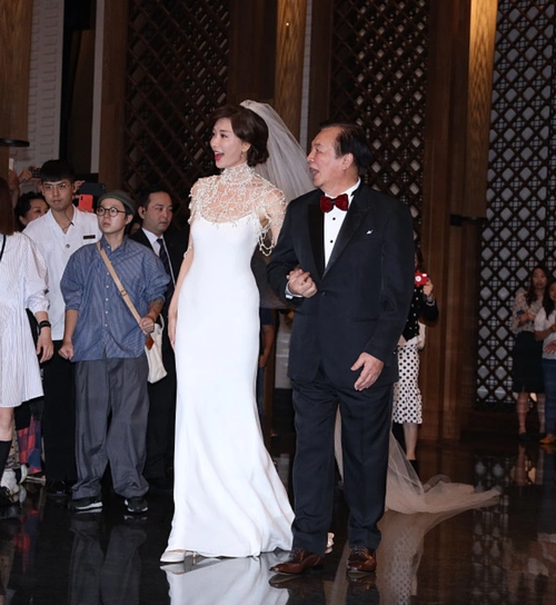 原创婚礼现场林志玲听父亲讲话不停抹泪新娘小腹平坦无怀孕迹象