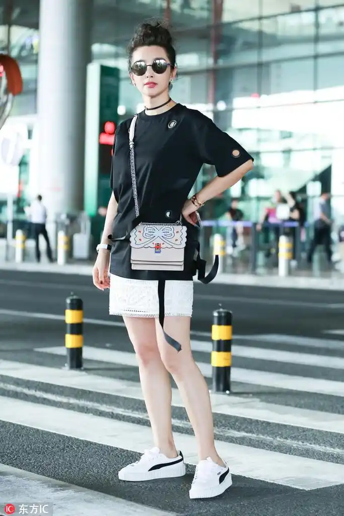 新浪娱乐讯 2017年5月20日,李冰冰现身首都机场,李冰冰黑色tee搭短裙