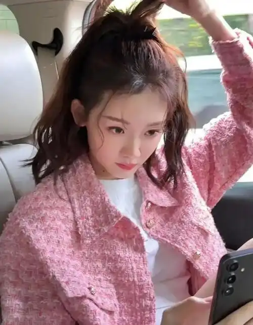 郑恺老婆苗苗晒最新穿搭美照粉色小香风高马尾俏皮可爱又甜美