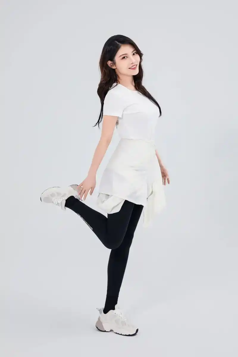 东北美女徐冬冬,白色上衣黑色紧身裤格外鲜明.#美女# #徐冬冬