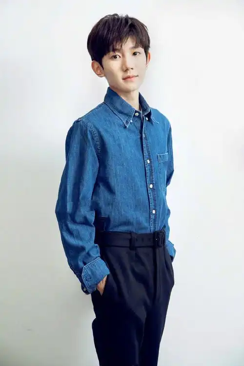 王源清新帅气写真图片