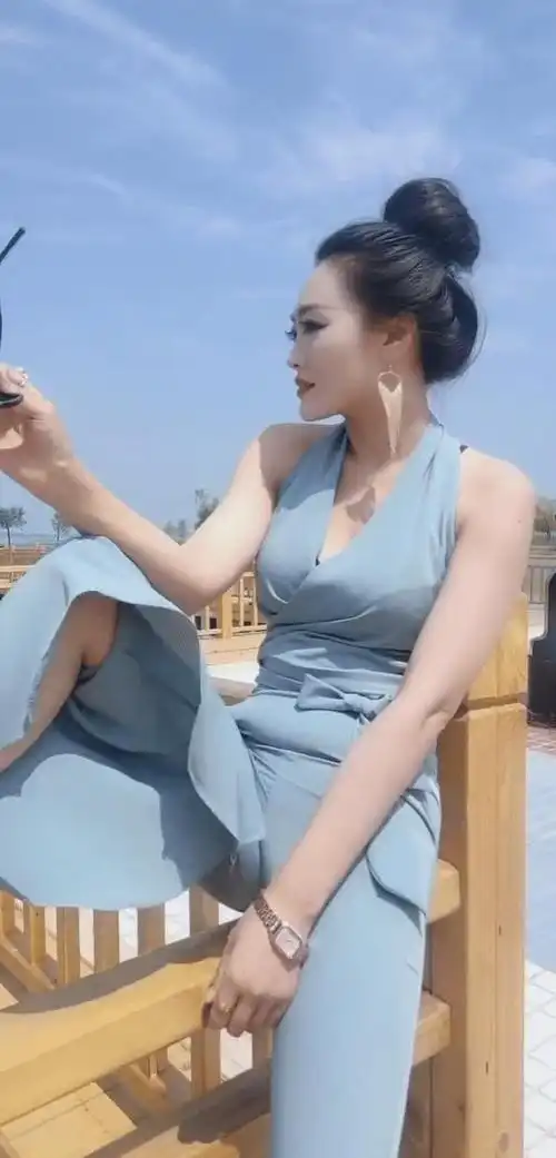 辣妈的坐姿真豪迈穿裙子还敢这样坐吗