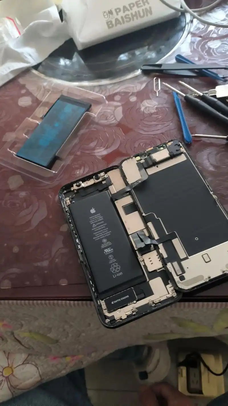 苹果11换电池用了四年的手机电池不行了,晚上充满电,都不 - 抖音