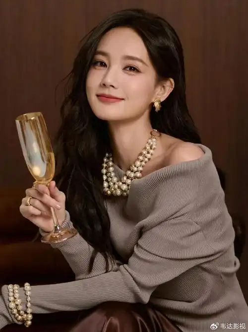 李一桐新年写真融合中国风,展现无法无天之美!