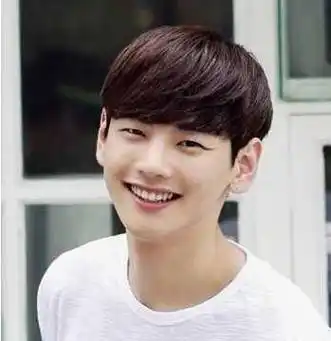 当然如果是对于可爱的小男生来说,一款好看的齐刘海发型,包括是m字的