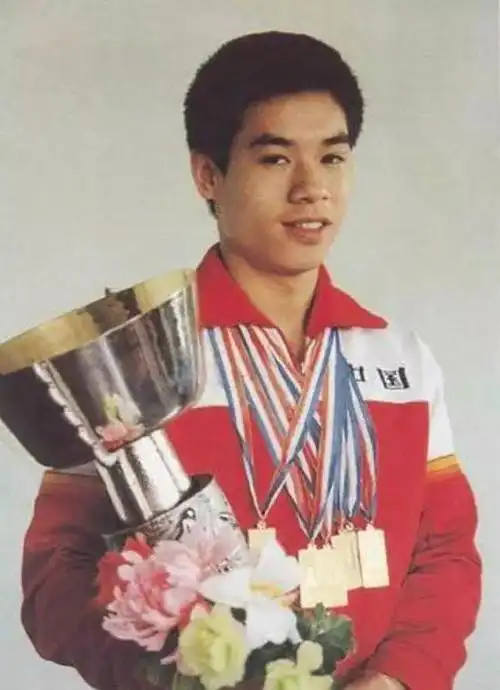 奥运冠军李宁在内地发展,为何全家住香港?两个原因,和女儿有关