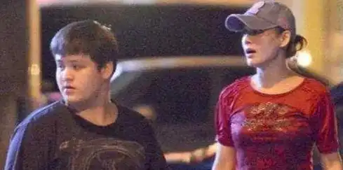 宁静儿子雷诺多大年龄现在在做什么