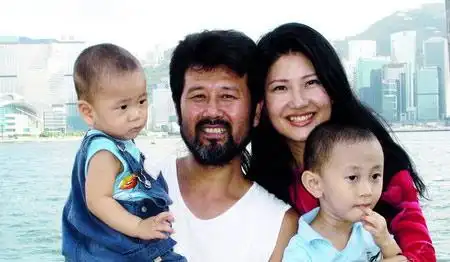 凤凰美女主播周瑛琦与两个儿子及老公在一起凤凰美女主播曾子墨与儿子