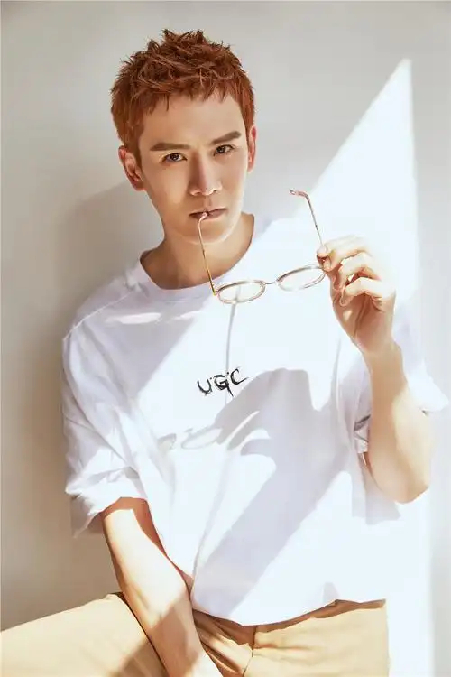 经超最新写真曝光 沉静内敛雕刻静谧时光