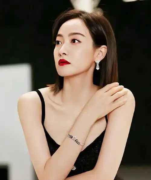 攻击与移除无论是红毯上还是日常生活中,宋茜都能驾驭这件衣服,并将其