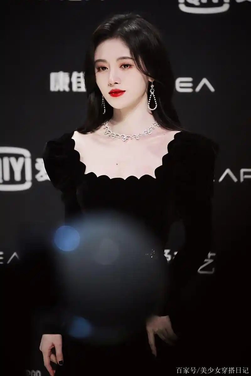 鞠婧祎持靓行凶!一袭黑色丝绒裙震撼半个娱乐圈