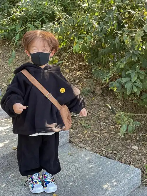 我们真的没有染头发啊6015一身纯色笑脸贴布套装 搭配涂鸦风的