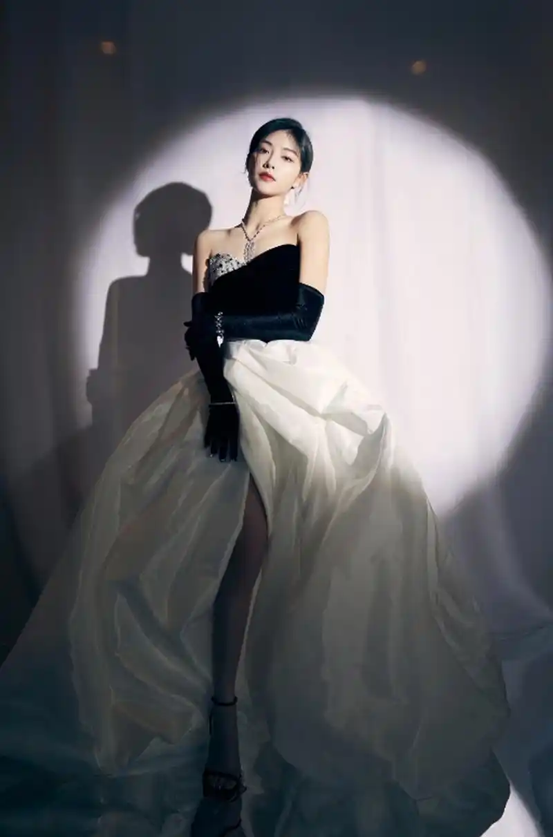 身材窈窕,性感妖娆的#许佳琪# 肤白貌美大长腿,美得让人爱慕不已.