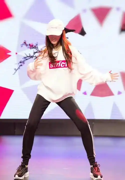 刘亦菲出席活动大秀舞艺,穿白色卫衣配休闲裤,随性舒适又好看_毛衣