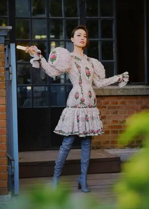 容祖儿现身2021elle风尚大典 双造型切换展现东方自信之美