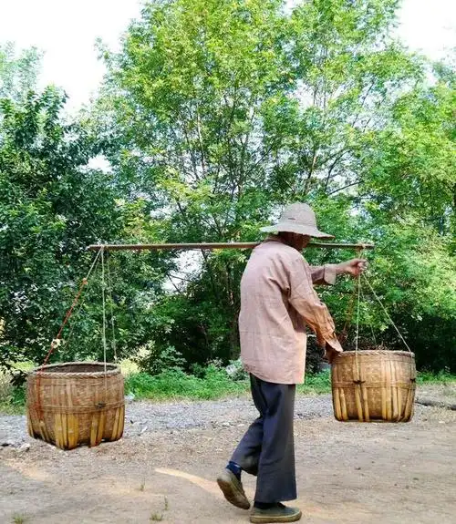 不久的一个下雨天,我和小妹正在客厅里闲聊,父亲又拿出那根陈旧的扁担