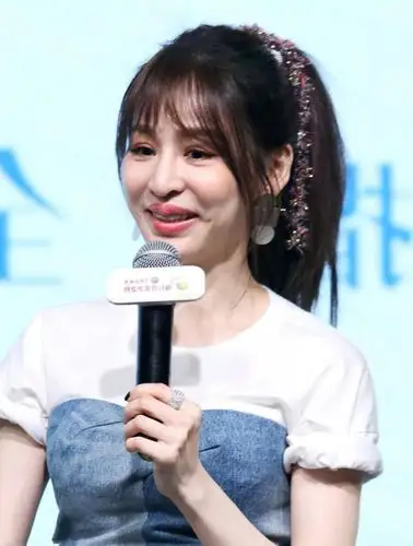 王心凌咋成这样了,美人尖成双下巴,厚嘴唇真抢镜,但衣品太加分