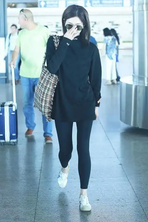 江疏影紧身裤秀美腿表情严肃闷闷不乐网友江疏影怎么了