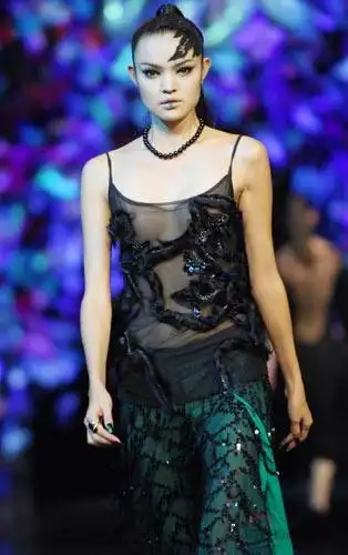 组图:蝶薄涛时装发布会模特真空上阵(3)