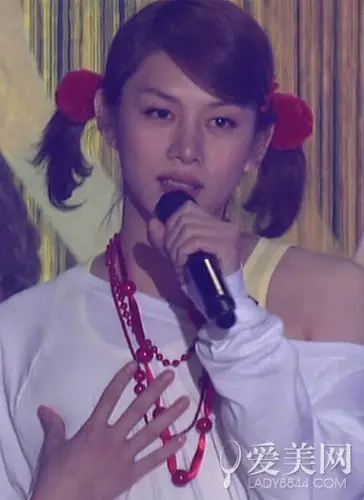 金希澈如果说super junior是最爱穿女装的组合,那金希澈应该就是最爱