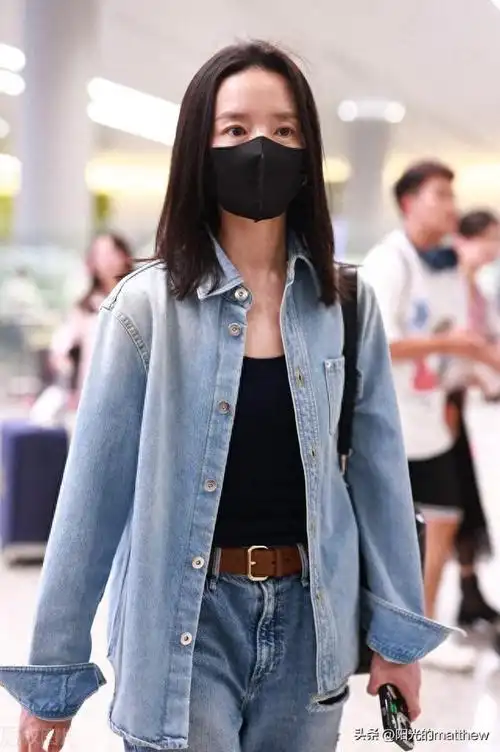董洁现身上海机场身着牛仔套装清新简约