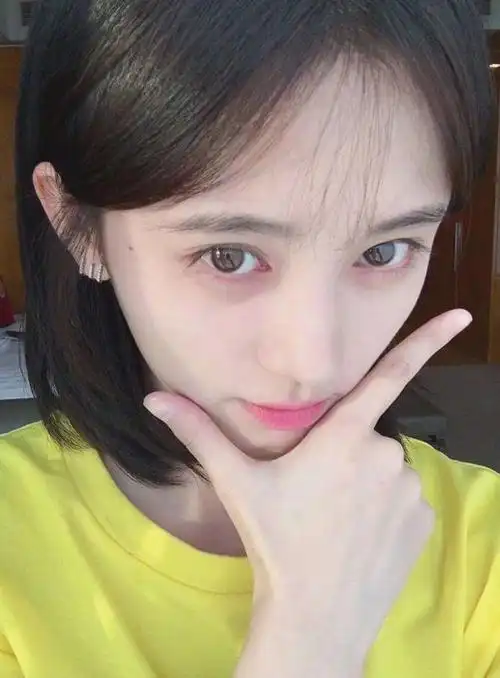 鞠婧祎晒短发自拍照她素颜的样子是不是和孙怡一样美