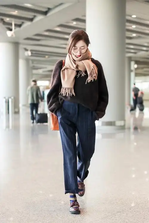 女星机场街拍看点十足江疏影文青关晓彤甜美都在秀着大长腿