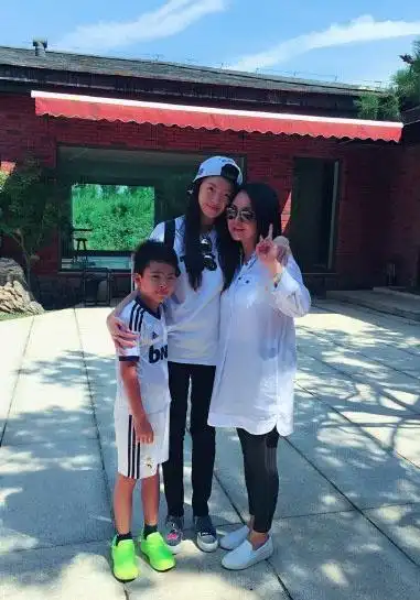 王中磊女儿出国留学 威廉送行紧抱姐姐依依不舍(图)