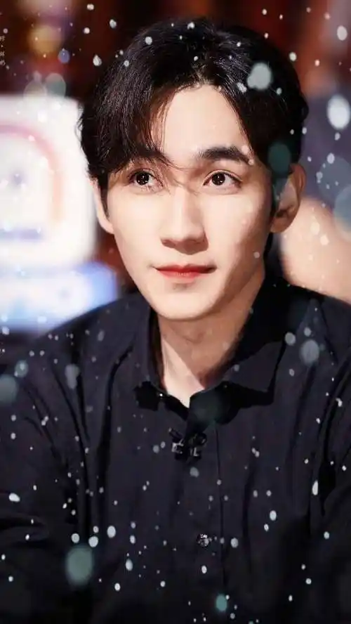 这么帅气又演技在线的朱一龙,相信大家都会越来越喜欢他的!