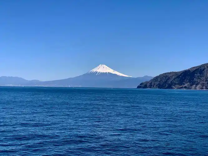 碧海蓝天一景观,倒扣玉扇喜天来.国家名片全球知,春夏秋冬民青睐.