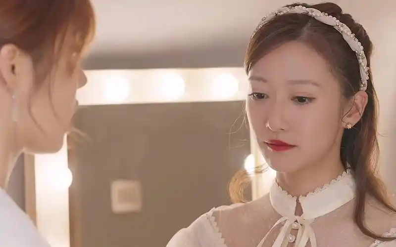 他在逆光中告白:阮念初表演结束,历腾送花,历总追