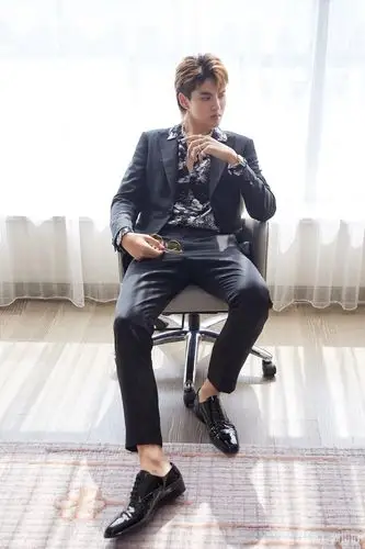 吴亦凡出席发布会 黑色西装化身冷都男撩力max