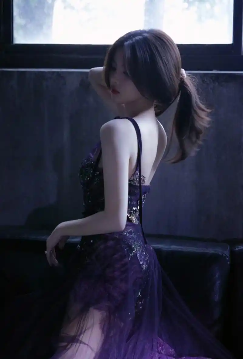 杨超越,深紫色吊带纱裙,性感迷人!