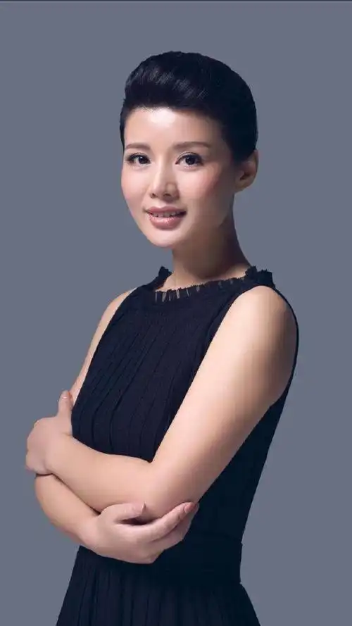 她为爱退出娱乐圈,花21年捧红丈夫换来抛弃,今43岁艰难复出:程愫