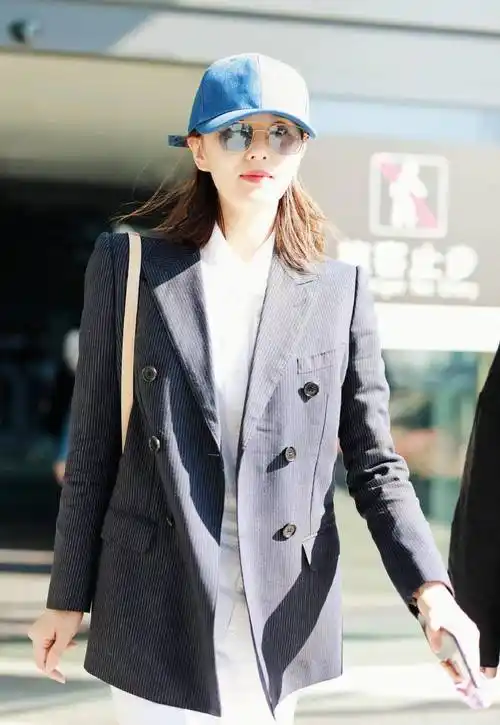 各种"生图"照疯传,生怕被热搜落下,相对来说刘诗诗每次现身机场就没