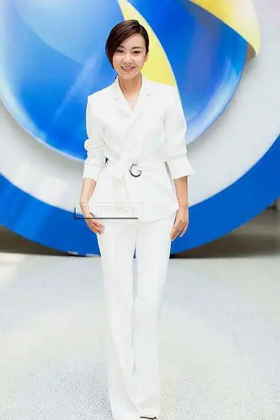 闫妮一身西装总裁范十足,气场强大,网友:比"佟掌柜"还年轻