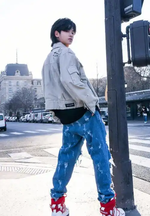 黄明昊穿一条烂到脚踝的牛仔裤增重10斤但依然是最酷的崽