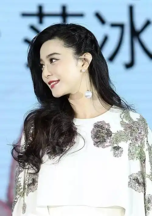 (图:周迅) 最近一大波明星解锁了珍珠的全新玩法,珍珠居然还能朋克