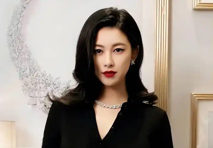 名媛朱珠:甩法拉利总裁,差点成为c罗的老板娘,她到底有多牛?