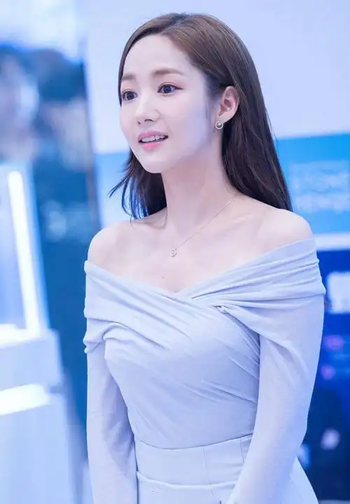 160的朴敏英真会穿,人鱼裙穿出180身材,网友:金秘书衣服掉了