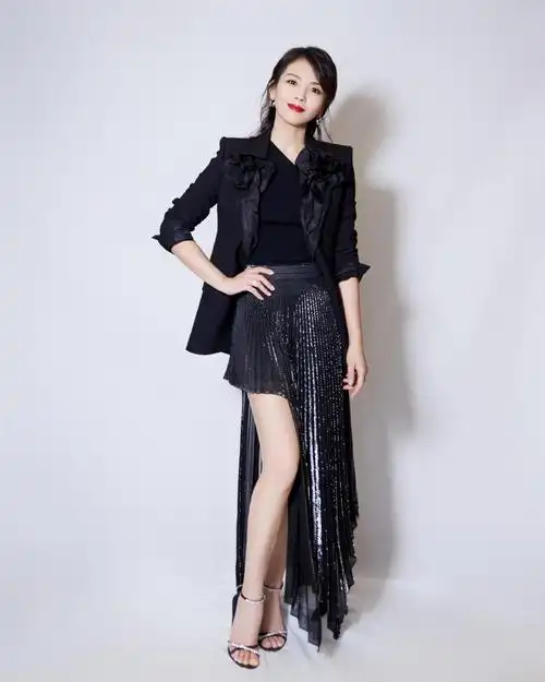 刘涛气质真"绝"了!身穿黑色镂空蕾丝连衣裙亮相,性感又高雅