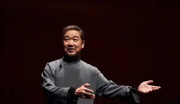 张国立爬山被路人拍下可怕后脑勺头发快掉光露出大块头皮