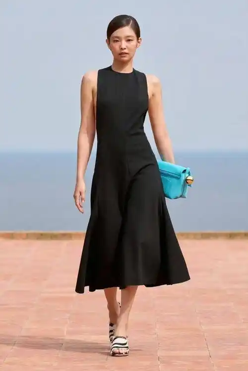 韩国知名女星,jennie走秀引关注,网友:优雅亮眼,气场全开