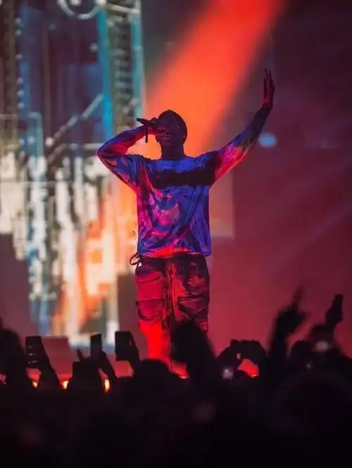 壁纸|说唱歌手们除了有吸睛的搭配,还有炸裂的现场!