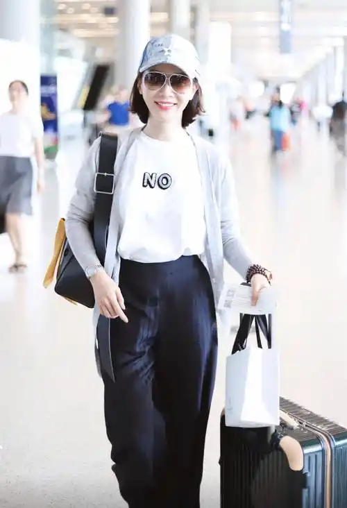 陈数的机场造型堪称教科书搭配针织开衫配阔腿裤舒适又高级