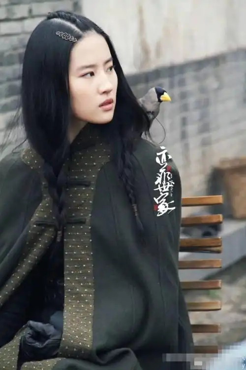 比如说女神刘亦菲,很多网友都觉得她白衣清新脱俗,不食人间烟火.